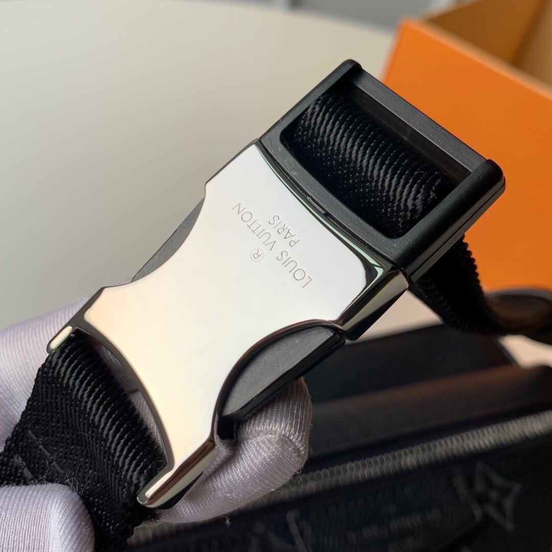 LV Outdoor Bumbag Monogram Eclipse - Image 4